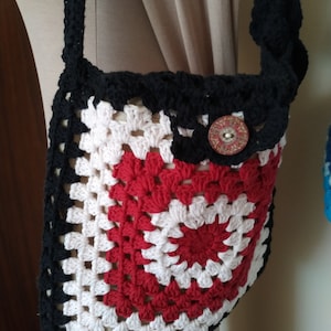Handgefertigte gehäkelte Granny Squares-Tasche aus Baumwolle ... Handgefertigte gehäkelte Umhängetasche aus Baumwollfasern.