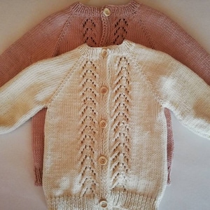 Handgestrickte Babyjacke aus Bio-Baumwolle – zart, nachhaltig & zeitlos