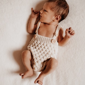 Hand-knitted organic cotton romper for newborns – perfect for newborn photo shoots