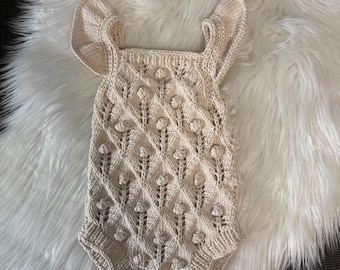 Hand-knitted organic cotton romper with ruffles – ideal for newborn photos