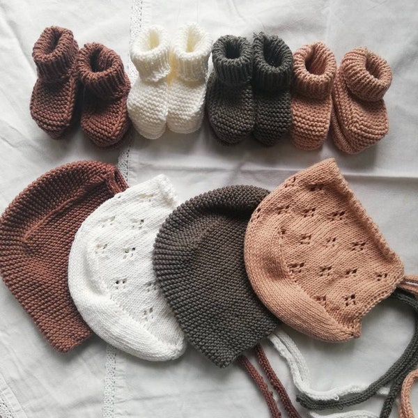 Bonnet en tricot pour bébé avec chaussettes