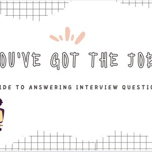 Op de afbeelding: Een gids voor het beantwoorden van sollicitatiegespreksvragen met de tekst "YOU'VE GOT THE JOB!" in zwart op een witte achtergrond met een roze stervormig ontwerp. De afbeelding toont ook een cartoon van een persoon die een andere persoon interviewt.