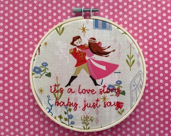 それはラブストーリーベイビーただイエスと言う：オーダーメイド刺繍アート、TS