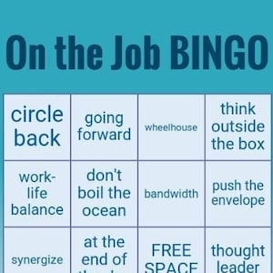Puede incluir: Una tarjeta de bingo azul y blanca con el título "On the Job BINGO". La tarjeta tiene 25 casillas con frases como "circle back", "going forward", "think outside the box", "work-life balance", "don't boil the ocean", "bandwidth", "push the envelope", "synergize", "at the end of the day", "FREE SPACE", "thought leader", "results-driven", "take it offline", "deliverables", y "work smarter, not harder".