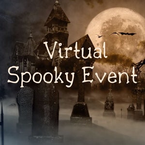 Könnte beinhalten: Eine Grafik für eine virtuelle, gruselige Veranstaltung mit einem dunklen, gotischen Haus und einem Vollmond im Hintergrund. Der Text "Virtual Spooky Event" ist in weißen Buchstaben auf dem Bild geschrieben.