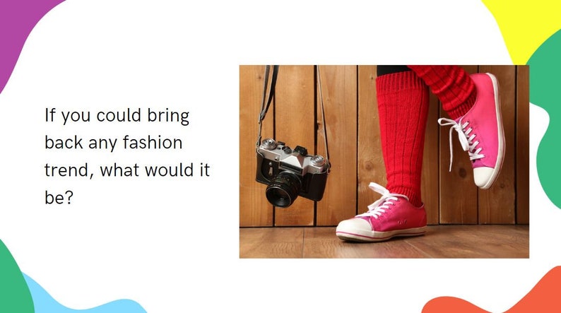 K&ouml;nnte beinhalten: Eine Person tr&auml;gt rosa Canvas-Schuhe mit roten Socken und eine Kamera, die an einem Band um den Hals h&auml;ngt. Die Kamera ist schwarz mit einem silbernen Objektiv. Die Person steht vor einer Holzwand.