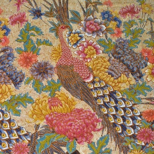 Könnte beinhalten: Ein beigefarbener Stoff mit einem sich wiederholenden Muster aus Pfauen, Blumen und Blättern. Die Pfauen sind braun und blau mit kunstvollen Schwanzfedern. Die Blumen sind rosa, rot und gelb. Die Blätter sind grün und blau.