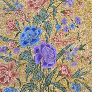 Könnte beinhalten: Ein gelber Stoff mit einem floralen Muster. Das Muster zeigt rosa, blaue und lila Blumen mit grünen Blättern. Der Hintergrund ist hellgelb.