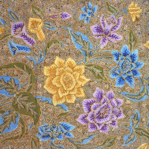 Könnte beinhalten: Ein farbenfroher Stoff mit einem Blumenmuster. Der Stoff zeigt blaue, gelbe, violette und grüne Blumen auf braunem Hintergrund.