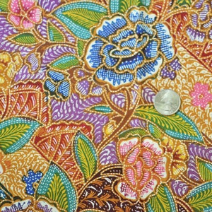 Peut inclure: Un tissu coloré avec un motif floral. Le tissu présente une variété de fleurs, de feuilles et de vignes dans des tons de bleu, vert, rose, jaune et orange. Le tissu est un motif batik indonésien traditionnel.