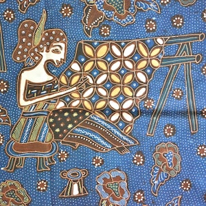 以下が含まれることがあります： 青と茶色のバティック生地で、女性が織機で織っているデザインが施されています。生地には小さな白いドットと花柄が飾られています。