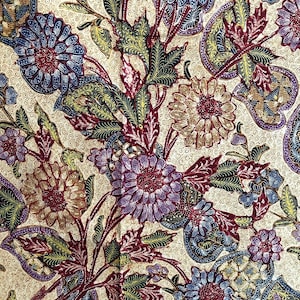 Könnte beinhalten: Ein cremefarbener Stoff mit einem sich wiederholenden Blumenmuster. Die Blumen sind in Rot-, Blau- und Lilatönen gehalten, mit grünen Blättern. Der Hintergrund ist cremefarben mit einem dezenten Muster.