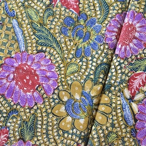 Könnte beinhalten: Ein farbenfroher Stoff mit einem Blumenmuster. Der Stoff zeigt ein sich wiederholendes Muster von Blumen in Rot-, Lila-, Blau- und Gelbtönen. Der Hintergrund ist dunkelgrün mit goldenen Akzenten.