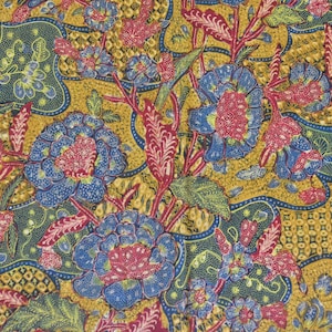 Könnte beinhalten: Nahaufnahme eines Stoffes mit einem sich wiederholenden Muster aus blauen, roten und gelben Blumen. Der Hintergrund ist goldfarben.