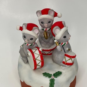 Leffton Christmas Mice Musical Figurine: We Wish You a Merry Christmas