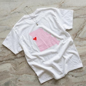 Maglietta rosa carina KCMO, maglietta Kansas City Missouri, maglietta unisex in cotone pesante, maglietta grafica rosa, maglietta da viaggio Midwest