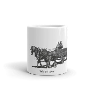 Peut inclure: Une tasse en céramique blanche avec une illustration en noir et blanc de deux chevaux tirant un chariot avec deux personnes à l'intérieur. Le texte "Trip To Town" est imprimé au bas de la tasse.