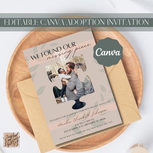 Peut inclure: Une invitation d'annonce d'adoption rose pâle et beige avec une photo d'une famille dans une forme de puzzle. Le texte dit "We found our missing piece" et "Please join us for an adoption celebration officially announcing Amelia Elizabeth Johnson".