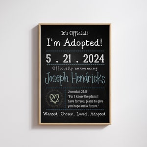 Könnte beinhalten: Ein gerahmter Druck im Tafelstil mit dem Text "It's Official! I'm Adopted!" und dem Datum 5.21.2024. Der Druck verkündet die Adoption von Joseph Hendricks, einschließlich eines Bibelverses und den Worten "Wanted. Chosen. Loved. Adopted."