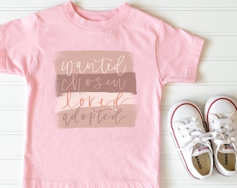 Camiseta del Día de la Adopción: Camiseta infantil "Se busca, elige, ama, adopta".