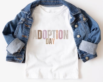 Bijpassende meisjes-T-shirts voor adoptiedag