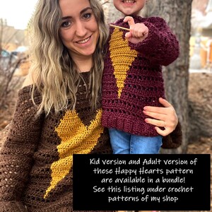 Pu&ograve; includere: Una donna e un bambino indossano maglioni all'uncinetto marroni e bordeaux con un motivo a stella gialla. Il testo "Kid version and Adult version of these Happy Hearts pattern are available in a bundle! See this listing under crochet patterns of my shop" &egrave; visibile nell'immagine.