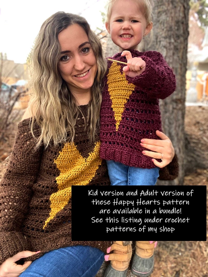 Pu&ograve; includere: Una donna e un bambino indossano maglioni all'uncinetto marroni e bordeaux con un motivo a stella gialla. Il testo "Kid version and Adult version of these Happy Hearts pattern are available in a bundle! See this listing under crochet patterns of my shop" &egrave; visibile nell'immagine.