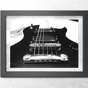 Black Guitar Foto - Poster print of stylized guitar - Music and instruments wall art guitarist metal musician or music lover | ART PRINT