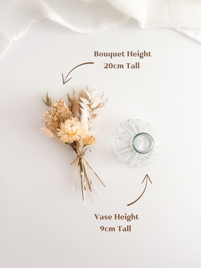 May include: A small dried flower bouquet with a light yellow and beige color palette, tied with twine. Next to it is a clear, ribbed glass vase. The bouquet is 20cm tall, and the vase is 9cm tall.