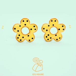 Lindo Funky Kawaii Esmalte Pop Art Flor Puntos de oro amarillo Pendientes florales Vintage Stud Hecho a mano Art Deco Contraste 925 Agujas de plata Qs House