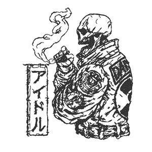 Op de afbeelding: Zwart-witte lijntekening van een schedel die een jas draagt met een patch waarop "A.K.A." staat en een sigaret rookt. De schedel kijkt naar rechts.