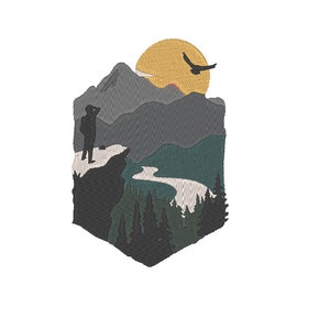 Op de afbeelding: Een silhouet van een persoon die op een bergtop staat en uitkijkt over een vallei met een rivier die er doorheen slingert. De zon gaat onder achter de bergen, en een vogel vliegt erboven. De scène is weergegeven in een gestileerde, geborduurde stijl.