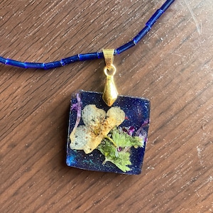 Pressed flower sapphire blue beaded choker necklace