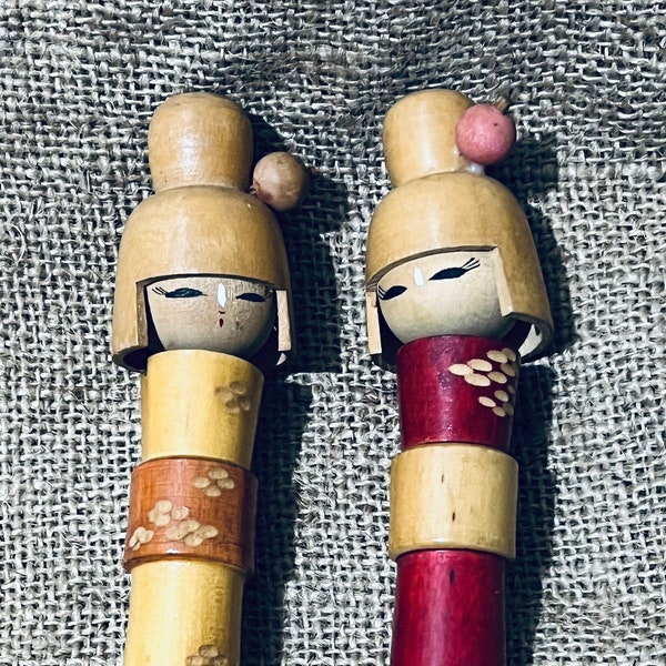 Paire de poupée Kokeshi créative moderne en bois en robe jaune et rouge signée