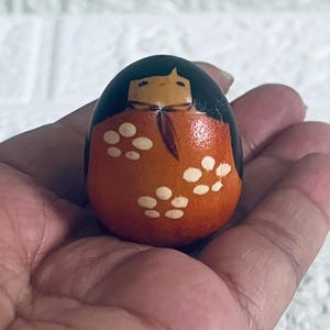 Miniatur Usaburo Moderne Kreative Sosaku Ei Holz Kokeshi Puppe 3,5 cm