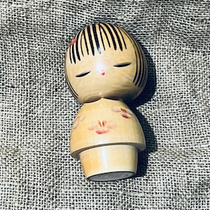 Vintage Moderne Kreative Kokeshi Puppe aus Holz, signiert