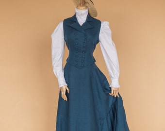 Puede incluir: Un vestido azul turquesa con una blusa blanca y un sombrero de paja. El vestido tiene un top estilo chaleco de doble botonadura y una falda larga con una ligera caída.