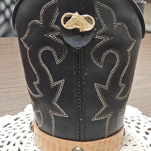 カウボーイブーツのサイコロカップ、金の馬、ベルト、サイコロ