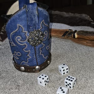 カウボーイブーツのダイスカップ：ヴィンテージジュエリー、ベルト、ダイス