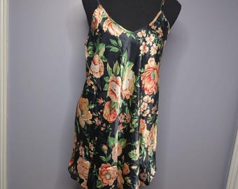Vestido lencero de satén negro con estampado floral de la marca Vintage L.A. Intimates, talla L