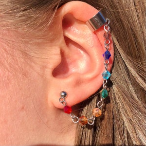 Regenbogen Glas Perlen Kette Ohrmanschette aus Edelstahl / Single Ohr wickeln / Pride Schmuck / LGBTQ+ Piercings / Nicht durchbohrter Knorpel