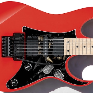 Puede incluir: Guitarra eléctrica roja con una golpeador negro y un gráfico de calavera. La guitarra tiene una forma de cuerpo de una sola muesca y un diapasón de arce.
