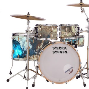 Puede incluir: Un set de batería con un diseño marmoleado azul, blanco y marrón. El bombo tiene el texto "Sticka Steves" impreso.