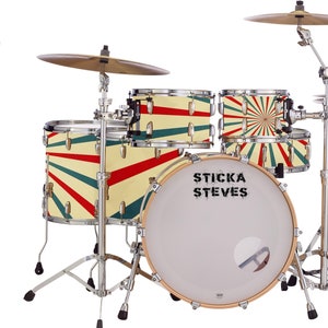 Puede incluir: Un set de batería con parches de tambor rayados en rojo, verde y blanco. El bombo tiene el texto "STICKA STEVES" impreso.
