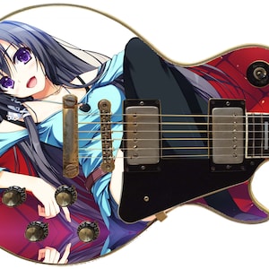 Op de afbeelding: Een zwarte elektrische gitaar met een aangepast ontwerp met een animemeisje met lang paars haar en een blauw shirt. De gitaar heeft een rode en zwarte achtergrond met een gouden rand.