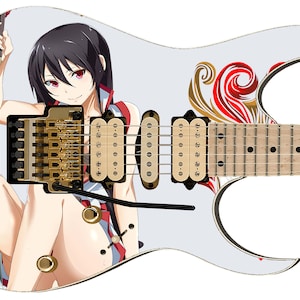 Puede incluir: Guitarra eléctrica blanca con un diseño personalizado que presenta un personaje de anime con cabello negro largo y ojos rojos. El personaje sostiene una espada y lleva un atuendo rojo y blanco. La guitarra tiene herrajes dorados y un diseño floral rojo y dorado.