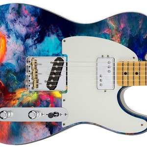 Puede incluir: Una guitarra eléctrica azul, roja, amarilla y naranja con una golpeador blanco. La guitarra tiene una pastilla de bobina simple y un selector de tres vías.