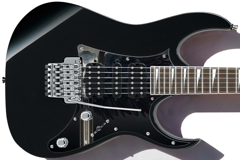 Pu&ograve; includere: Chitarra elettrica nera con un ponte argentato e hardware cromato. La chitarra ha un corpo nero con un design a piume e un battipenna nero. La chitarra ha una tastiera in palissandro con intarsi a punti bianchi.