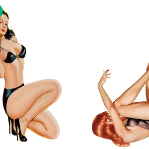 Op de afbeelding: Twee vrouwen in vintage pin-up poses die zwarte badpakken dragen. Een vrouw heeft lang zwart haar en een groene bloem in haar haar. De andere vrouw heeft lang rood haar en houdt een sigaret vast.