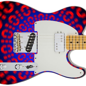 Puede incluir: Una guitarra eléctrica blanca con un cuerpo estampado en rojo y azul. La guitarra tiene un solo corte y un mástil de arce con un diapasón de palisandro.